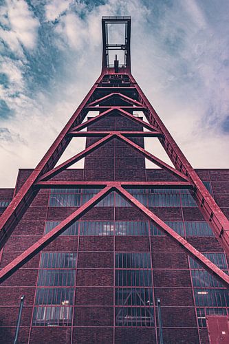Schachttoren van de kolenmijn Zollverein onder een dramatische hemel - "Eiffeltoren van het Ruh