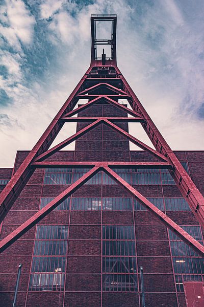 Schachttoren van de kolenmijn Zollverein onder een dramatische hemel - "Eiffeltoren van het Ruh van Jakob Baranowski - Photography - Video - Photoshop