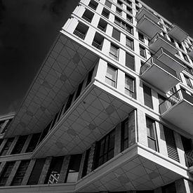 Modernes Gebäude in Schwarz und Weiß von Herman Peters