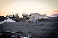 IJsrotsen op het zwarte strand van IJsland van Marcel Alsemgeest thumbnail