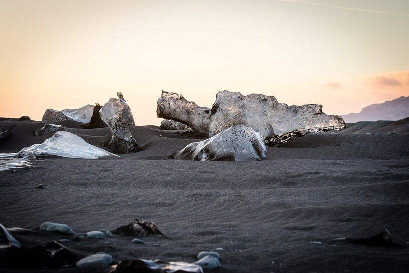 IJsrotsen op het zwarte strand van IJsland van Marcel Alsemgeest