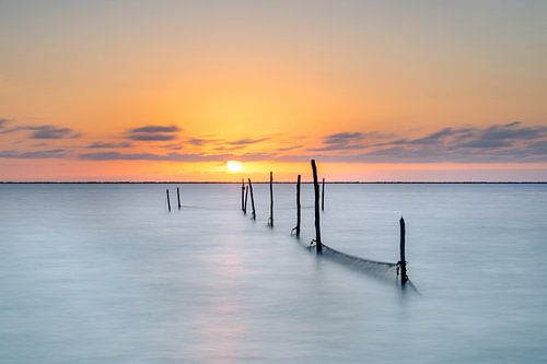Filets de pêche dans le lac au coucher du soleil