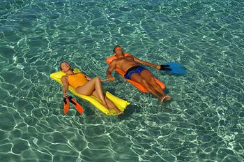 Ein Paar genießt den Urlaub am Meer