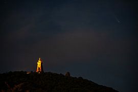 Een blik op de Kyffhaeuser bij nacht aan de hemel een komeet van Andreas Völkel