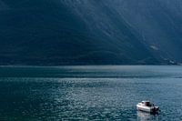 Wit bootje tussen noorse fjorden