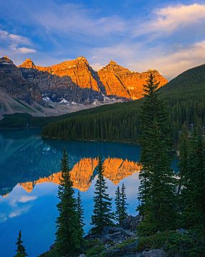 Sonnenaufgang am Moraine Lake, Alberta, Kanada von Henk Meijer Photography