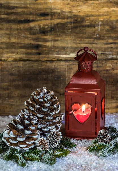 Rote Weihnachtslaterne mit Tannenzapfen und Tannenzweigdekoration von Alex Winter