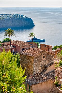 Klein mediterraans dorp en luxe jacht aan de kust van Mallorca van Alex Winter