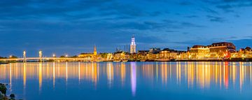 Kampen avond panorama van de skyline aan de IJssel