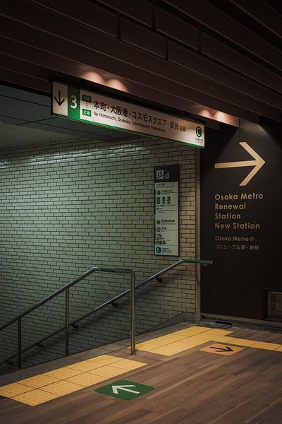 Stadtverkehr Japan: Moderne Metrostation in Osaka von NZME Photography