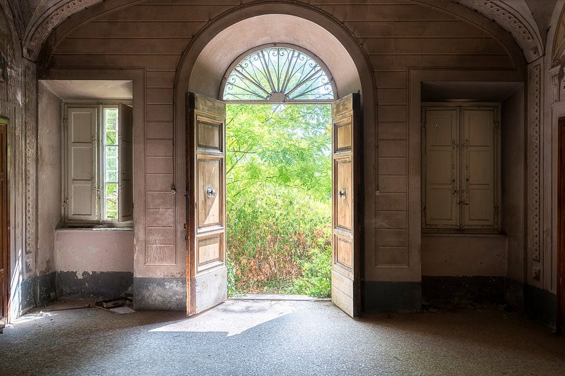 Türen einer verlassenen Villa. von Roman Robroek