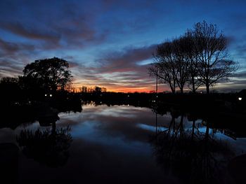 Zonsondergang boven het water