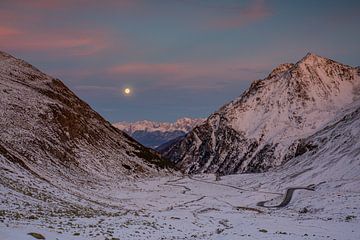 De volle maan aan de Engadiner hemel boven de winterse Flüela-pas in november van Martin Steiner