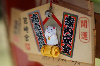 Lucky cat Ema bij Japanse schrijn