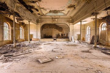 Abandoned Theater. by Roman Robroek
