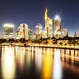 Frankfurt am Main - Skyline op blauw uur van Frank Herrmann