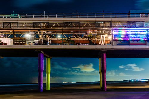 Kleurrijke avond opname van de pier van Scheveningen