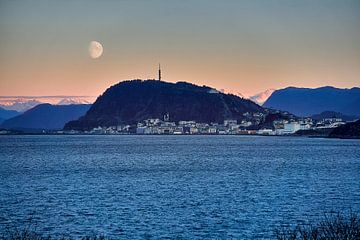 Lune sur Ålesund, Norvège sur qtx