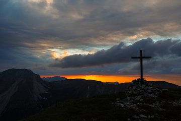Le coucher de soleil et l'embrasement des Alpes sont les moments de lumière les plus magiques de la montagne : chauds, lumineux, émotionnels et parfaits pour des peintures murales d'ambiance.