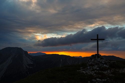 Sonnenuntergang und Alpenglühen sind die magischsten Lichtmomente der Berge: warm, leuchtend, emotional und perfekt für atmosphärische Wandbilder. von Miriam Schwarzfischer Fotografie