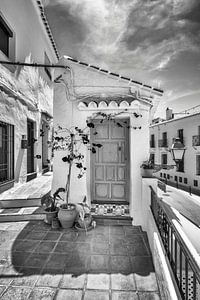 Weißes Bergdorf in Spanien in schwarz-weiß