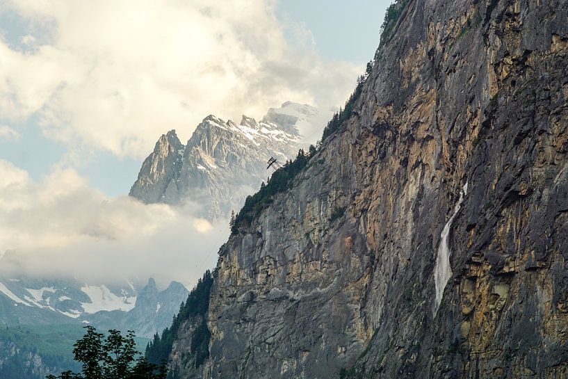 Uitzicht over de ruige rotswanden in het Lauterbrunner dal en zijn massieve bergen van Leo Schindzielorz