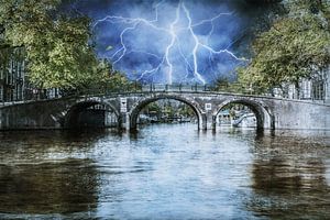 Blitzschlag über einer Gracht in Amsterdam (digitale Bildbearbeitung)
