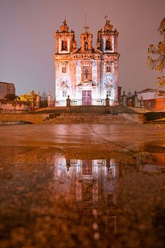 Kerk in Porto bij nacht van Leo Schindzielorz