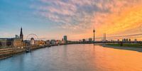 Düsseldorf Skyline bei Sonnenuntergang Panorama von Michael Valjak Miniaturansicht