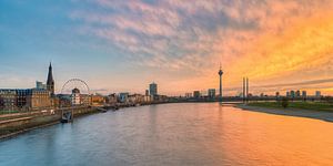 Düsseldorf Skyline bei Sonnenuntergang Panorama von Michael Valjak