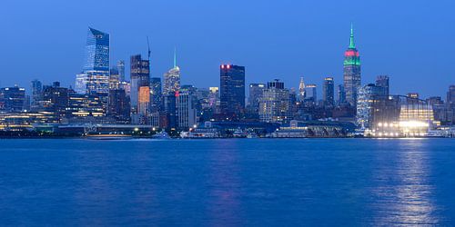 Midtown Manhattan Skyline in New York met het Empire State Building in de avond, panorama 