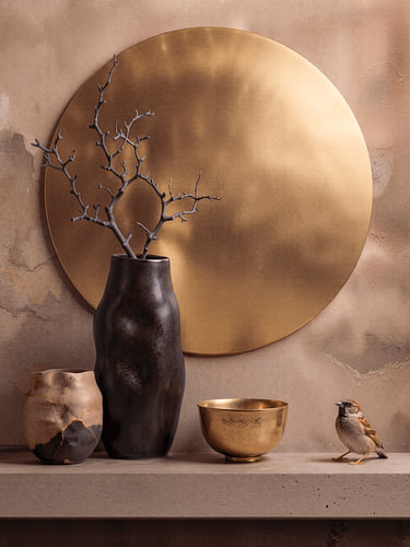 Japandi-Zen-Stillleben mit goldenem Kreis und Vögelchen