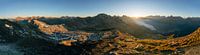 Panorama du Piz Lunghin sur le Silsersee et ses paysages de montagne environnants au lever du soleil