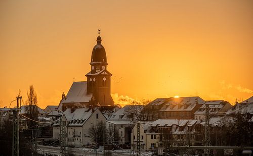 Warener Marienkirche im Winter beim Sonnenaufgang