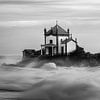 Chapelle du Seigneur de la Pierre à Zwart-Wit, au Portugal sur Henk Meijer Photography