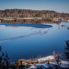 Frozen lake by Kristof Mentens