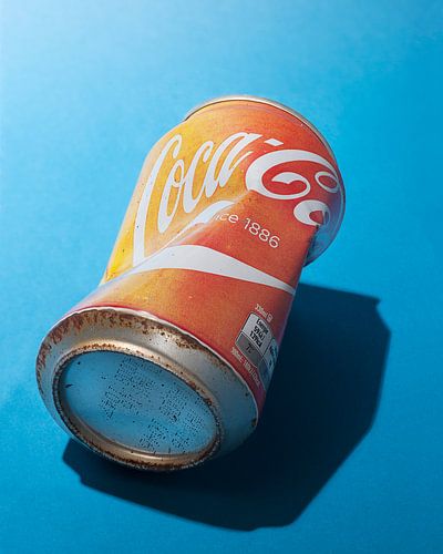 Pop-Art. Sonnengebleichte Coca-Cola-Dose.
