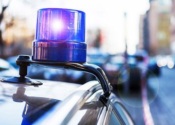Blauw licht op een civiel politievoertuig