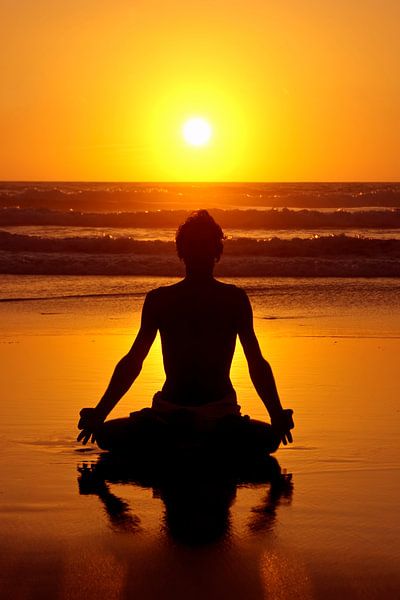 Yoga und Meditation am Strand bei Sonnenuntergang von Eye on You