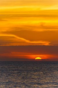 USA, Florida, Brennend roter dramatischer Sonnenuntergangshimmel hinter endlosem Ozean von adventure-photos
