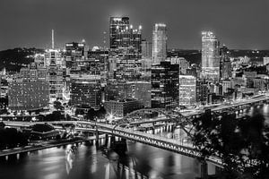Traumhafte Skyline von Pittsburgh am Abend | Monochrom