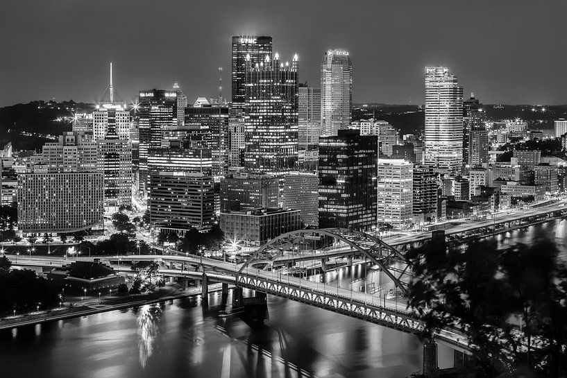 Traumhafte Skyline von Pittsburgh am Abend | Monochrom von Melanie Viola