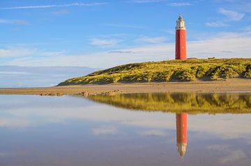 Texelse vuurtoren in de duinen tijdens een rustige herfstmiddag van Sjoerd van der Wal Fotografie