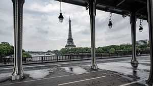 Sous le géant de fer