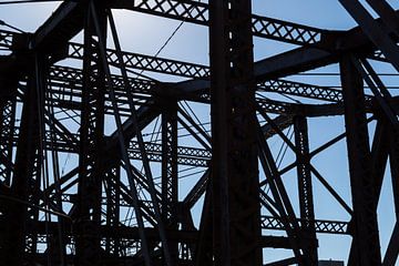 Industrieel stalen brugconstructie van Peter Leenen