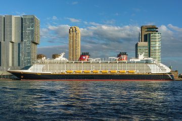 Le bateau de croisière Disney Dream à Rotterdam. sur Jaap van den Berg