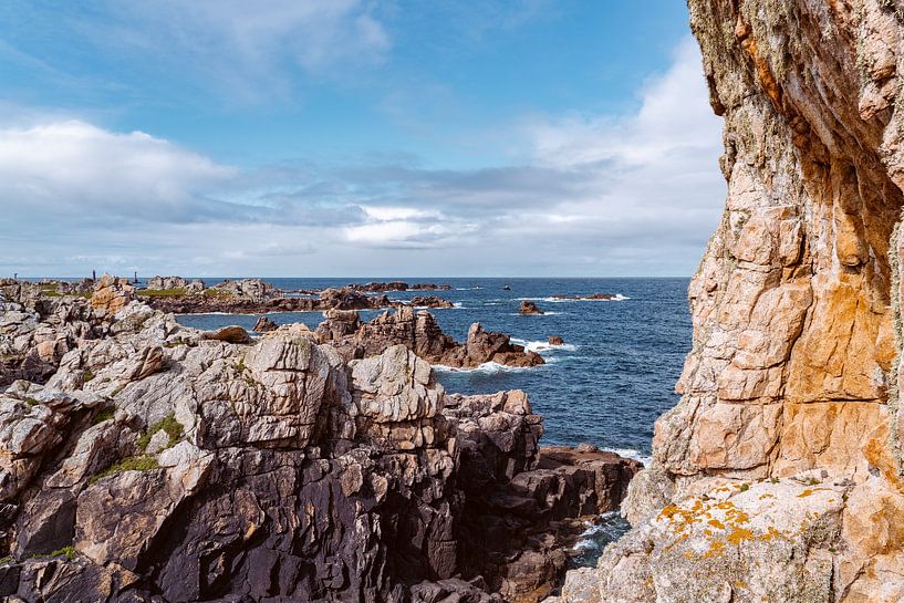 Uitzicht over de rotsachtige kust van Ouessant in Frankrijk van Martijn Joosse