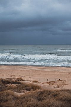 Duinen en strand bij Scheveningen met een spannende storm op de loer van Denise Tiggelman