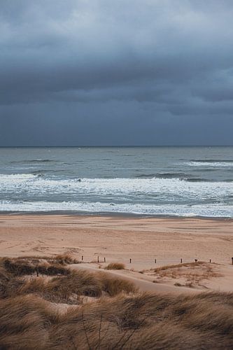 Duinen en strand bij Scheveningen met spannende bewolking