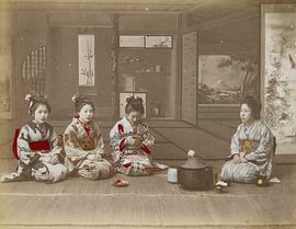Jeune femme et trois filles portant des kimonos traditionnels japonais. Vieille photo sur Dina Dankers